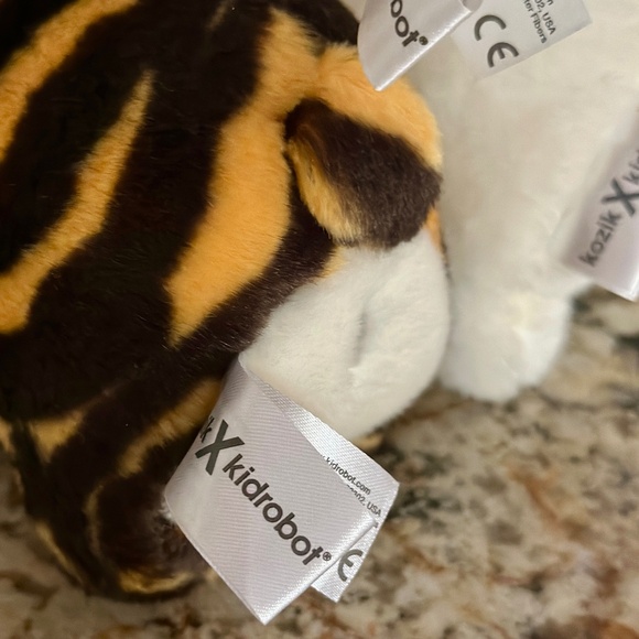 KOZIK X KIDROBOT | Set of Three 7" Labbits - Picture 4 of 5